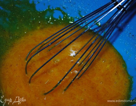 Приготовить тесто для нижнего коржа: 
Сахар растираем с яйцами и медом, туда же насыпаем муку, гасим соду и замешиваем тесто. Ставим в холодильник на 12 часов. Потом печем корж и разрезаем его на две части.