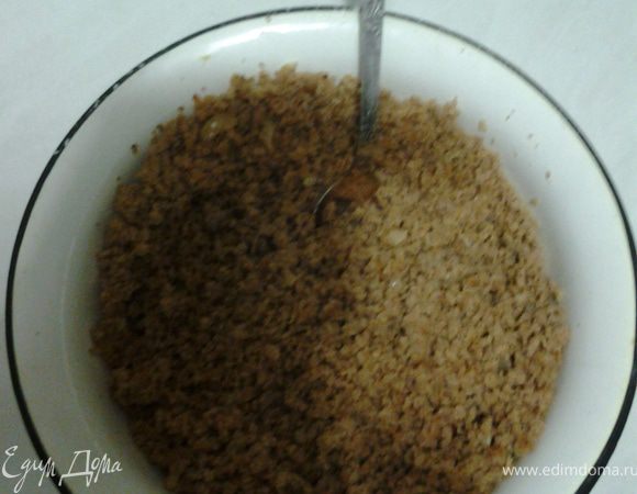 Мясо отварить, перемолоть на мясорубке, лук мелко нарезать поджарить, добавить к нему перекрученое мясо+соль+перец+бульон+растительное масло. Прожарить 5 минут на среднем огне постоянно помешивая,выключить и накрыть крышкой на 10минут.
Я добавляла бульон чтоб начинка не была сильно сухой.