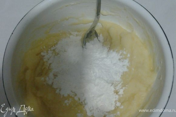Отварить картофель сделать пюре, добавить масло, сделать пюре но суховатой консистенции, добавить яйца, муку, соль перемешать.