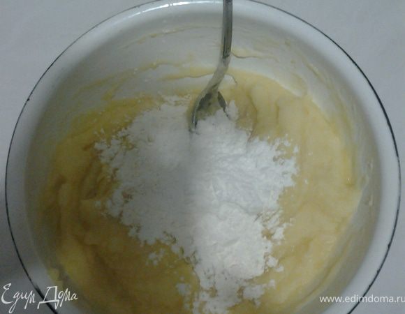 Отварить картофель сделать пюре, добавить масло, сделать пюре но суховатой консистенции, добавить яйца, муку, соль перемешать.
