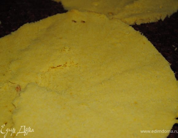 Смешаем все ингридиенты для нижнего коржа, испекаем в духовке, охлаждаем, разрезаем на две части