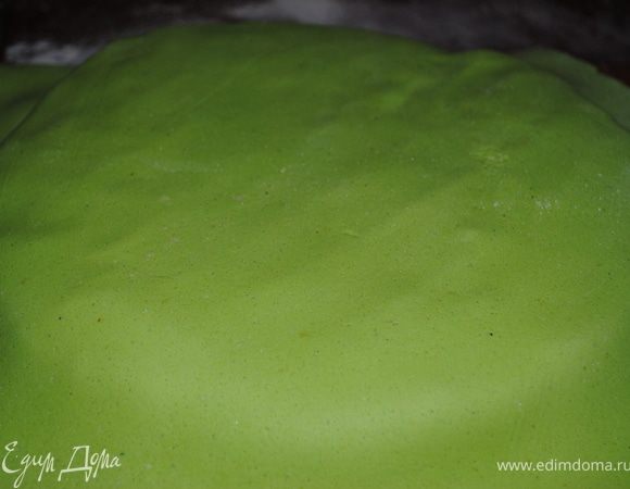 Маршмеллоу растапливаем в микроволновке, добавляем пудру, лимонный сок и вымешиваем. Когда размешивать ложкой станет трудно, выложить массу на посыпанный сахарной пудрой стол и продолжать разминать руками до тех пор, пока мастика не перестанет липнуть к рукам.Полученную мастику завернуть в пищевую пленку или тонкий целлофановый пакет  и положить в холодильник на 30 минут. Затем торт покрыть взбитым маслом с сахаром, точнее выровнять и покрыть мастикой.