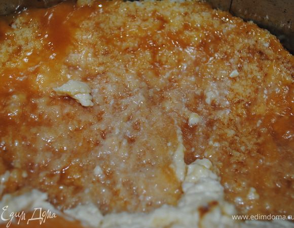 нижний корж тоже разрезаем, смазываем его фруктовым пюре и складываем в форму с бортиками.