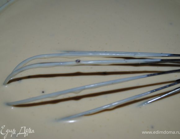 Сметану смешать с сахаром, добавить растопленый желатин и залить сверху пюре, поставить в холод на 20 минут. Тем временем желатин смешать с вишневым соком и поставить на плиту что бы закипело.