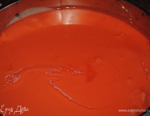 Когда застынет сметана сверху вылить желе и еще поставить в холод. 