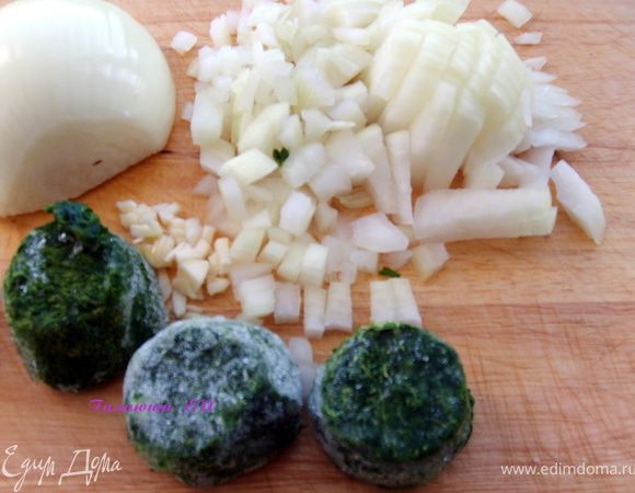 Мелко порубить чеснок, лук. Шпинат обжарить в небольшом количестве масла, после того, как размягчится, добавить к нему лук и чеснок, все перемешать и обжарить в течение 7-10 минут