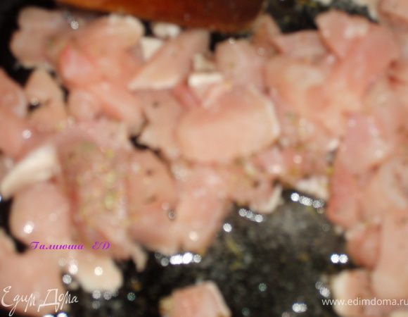 Куриное филе также обжарить 7-10 минут, посолить, приправить