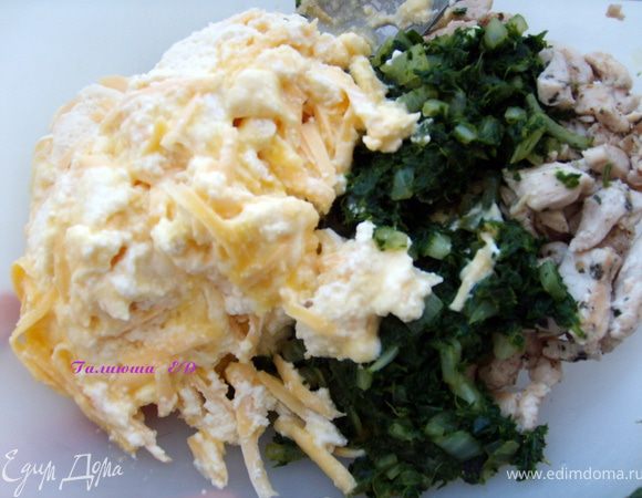 Теперь смешиваем все ингредиенты для начинки: курица с травками+шпинат с луком и чесноком+сыр с рикоттой и яйцами.