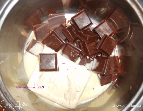 Растопить темный шоколад с маслом,