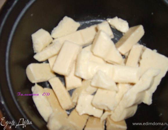 Отдельно растопить белый шоколад,