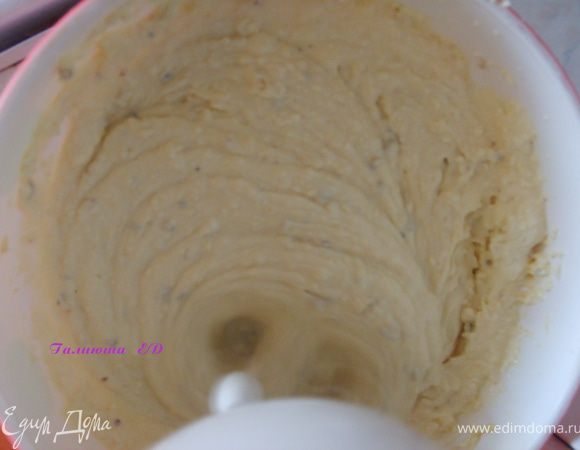 Смешать творожный сыр с яйцом, и растопленным белым шоколадом