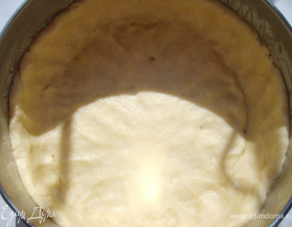 Достаем наше тесто, раскатываем его по форме, у меня была на 23 см, делая высокие бортики