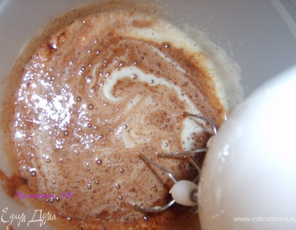 Смешать яичную смесь с шоколадной,