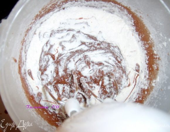 Добавить муки и еще раз перемешать
