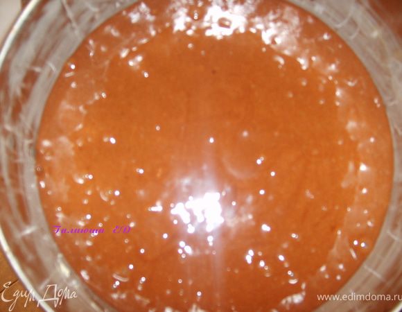 Вылить темную шоколадную смесь в форму,смазанную маслом