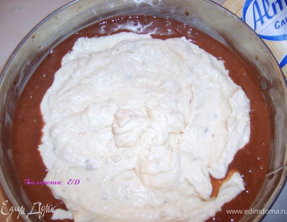 Сверху вылить белую шоколадно-творожную смесь,слегка разровнять