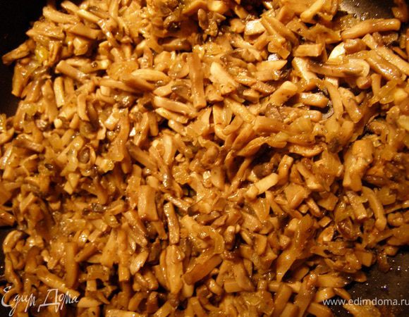 Грибы порезать мелкими брусочками, лук мелким кубиком.
Обжарить на раскалённом масле (2 ст.л.) сначала лук до золотистого оттенка, затем добавить грибы и обжаривать до выпаривания жидкости, добавив специи и, посолив в конце обжарки.