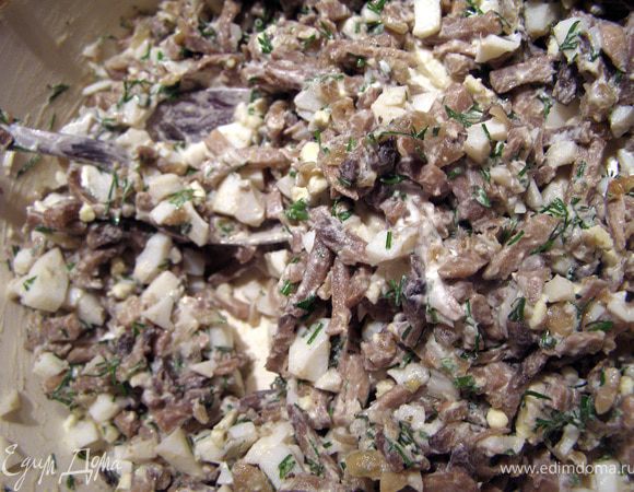 Варёные яйца порезать мелкими брусочками, добавить грибы, мелко рубленный укроп и сметану. Посолить, если нужно.