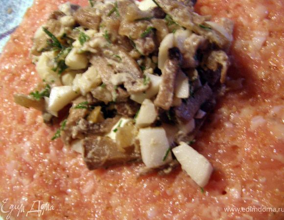 На лепёшку фарша выложить примерно столовую ложку грибной начинки, соединить края, прижав их хорошенько, обвалять зразу в сухарях.