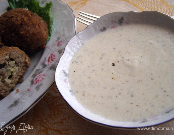 В сотейнике прогреть сметану со сливками, добавить бульон, соль,специи и горчичное семя, а также мускатный орех, довести до кипения, поварить 5 минут на слабом огне, непрерывно помешивая. Снизить температуру до минимума и ввести крахмал (можно развести его в небольшом количестве тёплых сливок). Прогреть пару минут и выключить плиту. Оставить настояться соус под крышкой. 