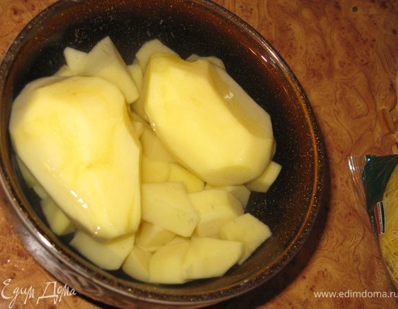 2 картофелины режем на кубики, одну напополам. Половинки кидаем в кастрюлю. Варим суп до плуготовности половинок картошки, затем кидаем туда зажарку и остальной картофель.