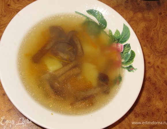 Варим до готовности. За 5 минут до снятия с огня вынимаем половинки картофеля и разминем вилкой. Бросаем его обратно в кастрюлю, туда же добавляем вермишель. 
При желании можно подать со сметаной, натертым сыром и зеленью. Приятного аппетита!!!