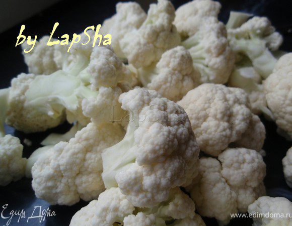 Цветную капусту разберем на соцветия и отправим в кипящую, подсоленную воду на 7-9 минут. 