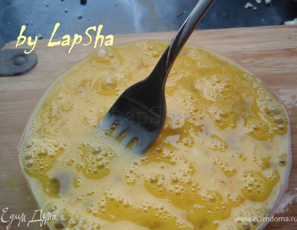 Пока капуста бланшируется (о какое слово я знаю =))) слегка взобьем яйцо.