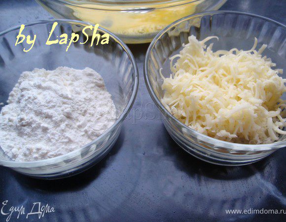 Приготовим муку и натрем сыр на мелкой терке.