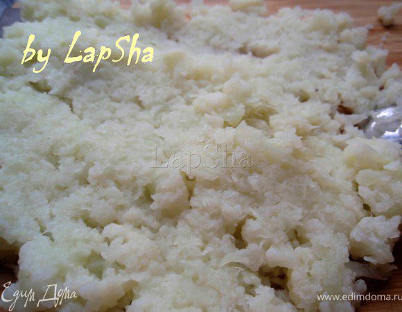 Цветную капусту откинем на дуршлаг и дадим ей немного остыть. Затем измельчим в блендере или покрошим ножом.