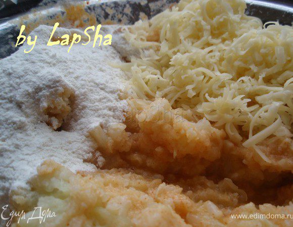 Смешаем яйцо, муку, сыр и остывшую капусту.