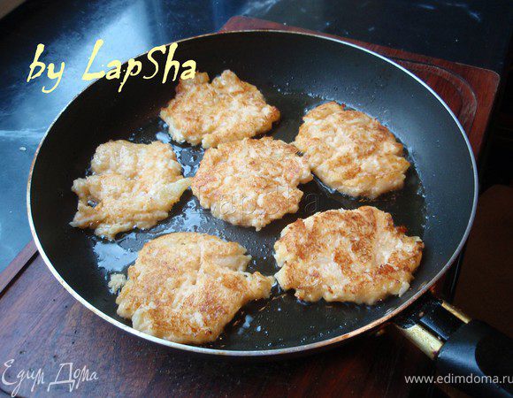 Сформируем небольшие оладушки и обжарим на довольно большом количестве масла с двух сторон до золотистой корочки. Советую делать не очень тонкими, иначе будут разваливаться. 