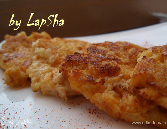 Тарелку можно украсить паприкой, а оладья подавать со сметаной. Приятного аппетита! 