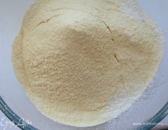 Добавить к пшеничной муке просеянную кукурузную муку.