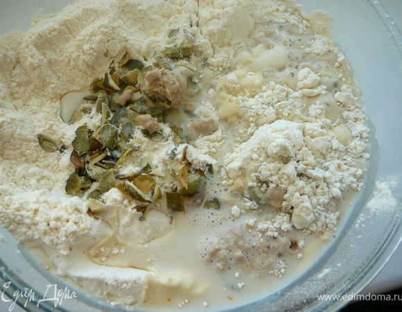 Теперь влить теплое молоко с дрожжами и стакан телой воды.