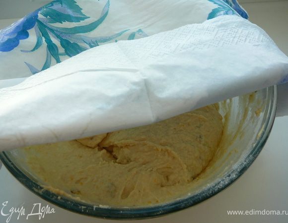 Замесить тесто.Оно будет липким.Накрыть салфеткой и поставить в теплое место на 30-40 минут подходить.