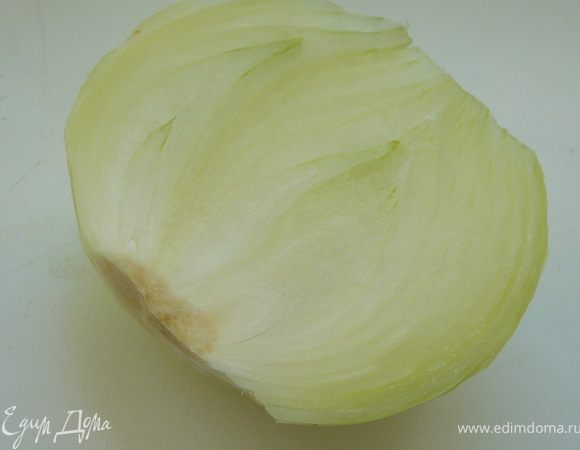 Тем временем лук нарежем полукольцами.