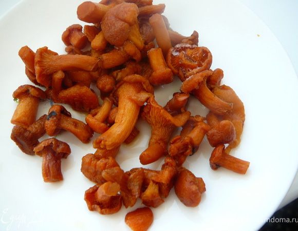 Лисички если крупные на половинки.