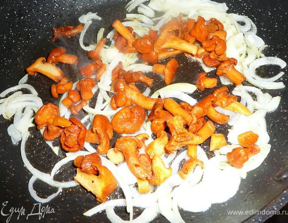 На сковороде на оливковом масле обжарим до золотистого цвета лук с лисичками.