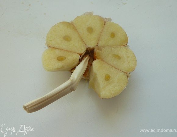 Под конец добавим зубчик чеснока, раздавленный и мелко порубленный.