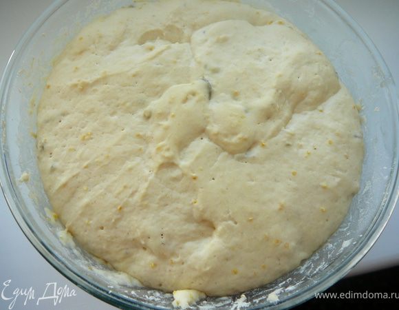 Когда тесто подойдет,добавить в него оставшиеся 60грамм муки и вымесить еще раз.Если тесто и после этого липнет к рукам,ничего страшного.Смажьте руки хорошо оливковым маслом,обажьте им тесто и помесите его еще чуть-чуть.Накройте салфеткой и опят поставьте в теплое место на 15 минут.