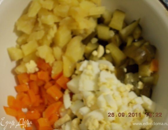 огурцы ,картофель,морковь,яйца  нарезать мелкими кубиками