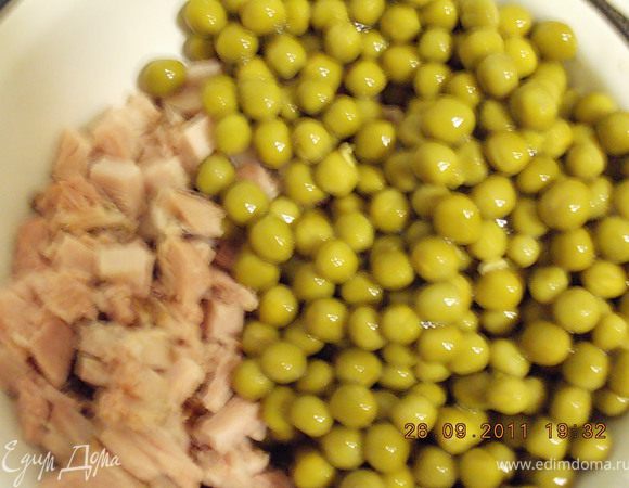 буженину  нарезать кубиками и добавить горошек