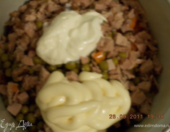 смешать яйца,картофель,морковь,буженину,огурцы и добавить сметану, смешанную с майонезом