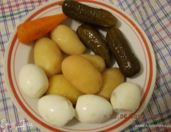 украсить нарезанными мелко укропом и зелёным луком,мне очень нравится добавлять в салаты сладкие ягоды,поэтому украсила кизилом из варенья,его кисло-сладкий вкус придаёт некую пикантность блюду.