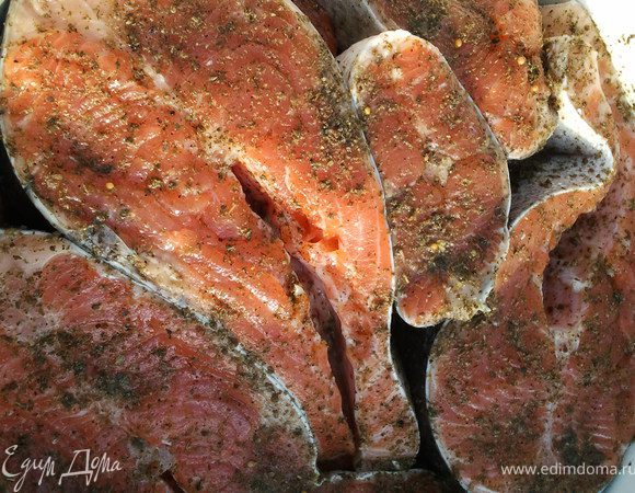 Очистить и нарезать форель стейками (толщина 3 см), добавить приправу для рыбы, соль и равномерно растереть. Уложить стейки в эмалированную посуду (не  в металлическую) и закрыть крышкой. Оставить в холодильнике на ночь.