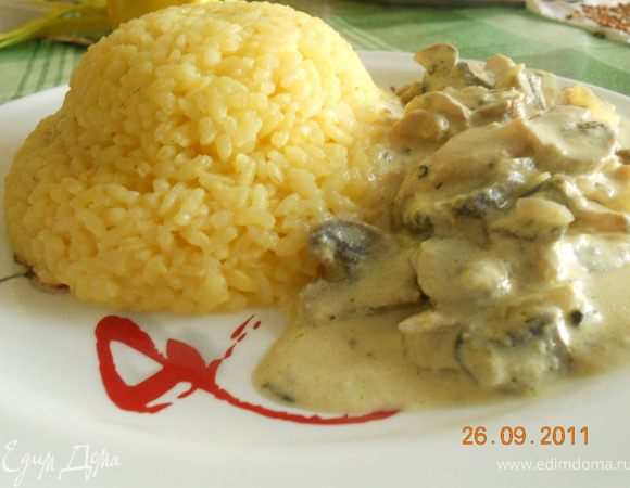 выкладываем рис и фрикасе на тарелку
 и приятного аппетита! можно украсить зеленью!