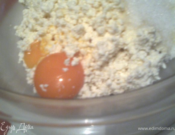 У меня было 350гр творога,поэтому добавила 2желтка,
3ст.л.сахара,
2ч.л.сметаны,
0,5ч.л.соды,
6ст.л.муки(количество муки зависит от влажности творога)+на обсыпку.
