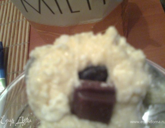 Ложкой берём тесто и вдавливаем начинку.