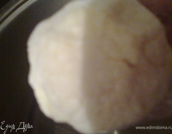 Теперь как с котлетами:окунаем обе руки в муку и лепим нежный пончик,спрятав начинку внутрь.